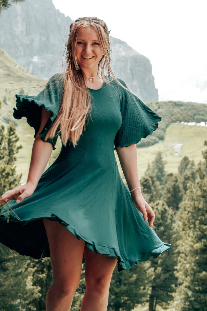 FARRAH Comfy Dress Deep Green – Tailliert mit Rüschensaum & Glockenärmeln — Vivien Joy