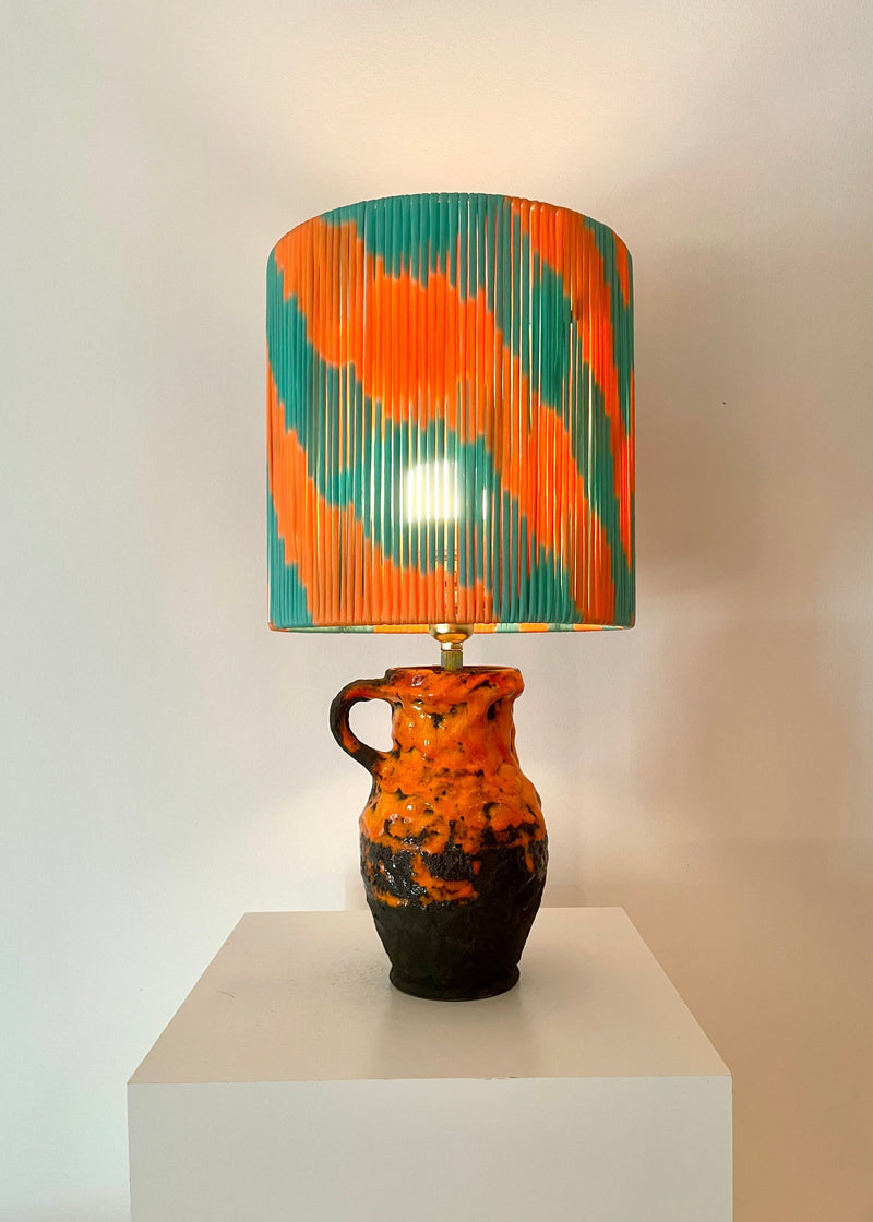 Kabellose Vasenlampe aus West German Pottery – Fat Lava Krug | Pop Weave Collection — Roomlight Studio