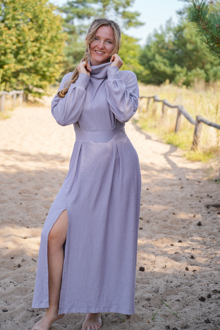 AILA Comfy Dress flieder – bodenlang, fließend, nachhaltig — Vivien Joy