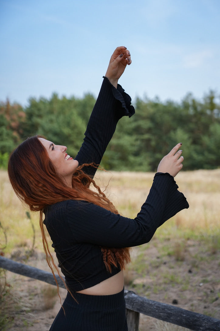 Lya Crop Jumper Black - Organic Cotton, Handmade, B-Stock — Vivien Joy