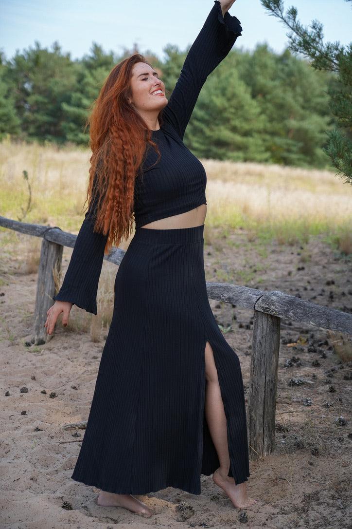 Lya long skirt black – Flowing cut | Soft elastic waistband | Side slit — Vivien Joy