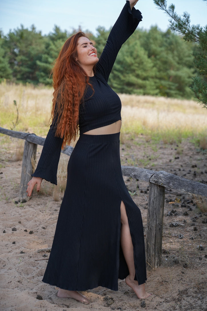 Lya langer Rock black – Fließender Schnitt | Weicher Gummibund | Seitlicher Schlitz — Vivien Joy