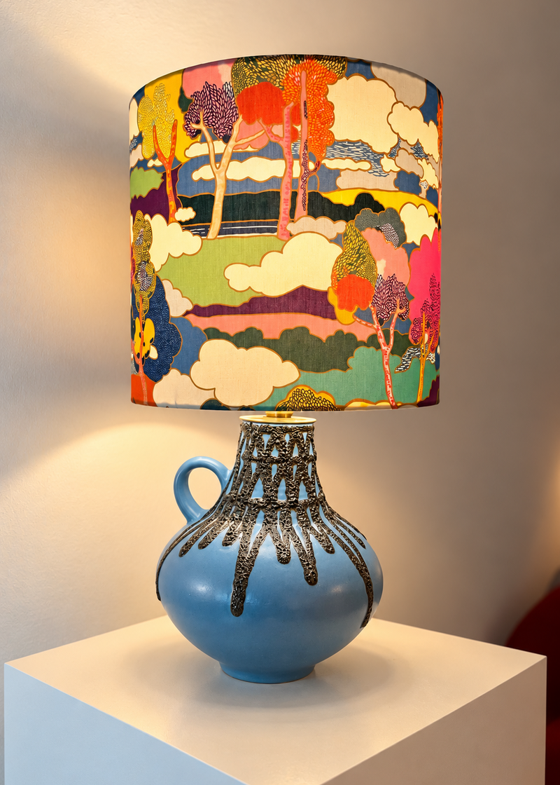 The Archive Collection: Kabellose Fohr Vasenlampe mit Lampenschirm aus Liberty-Reprint „Prospect Road“ — Roomlight Studio