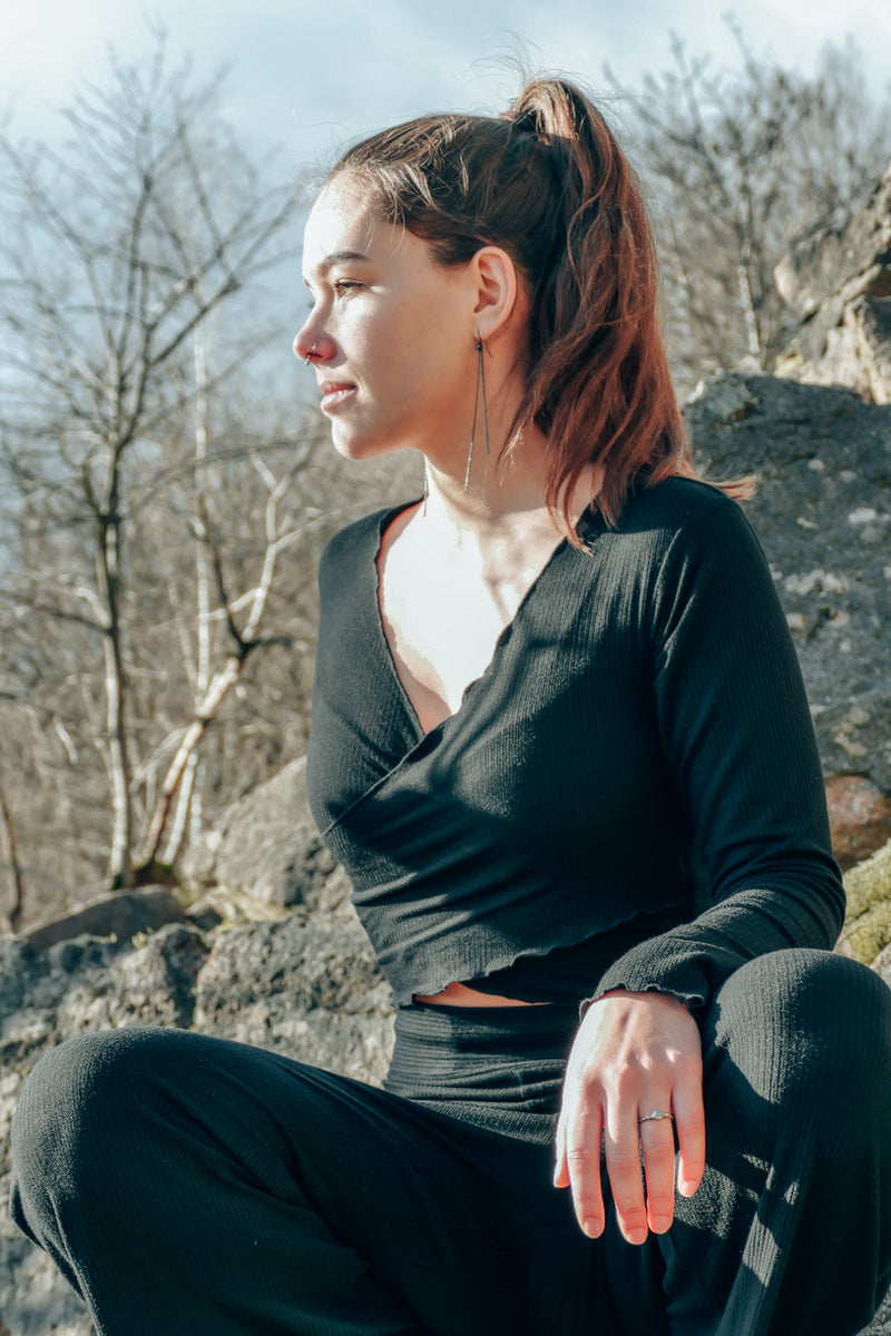 FARRAH Crop Pullover black - wrap design with ruffles — Vivien Joy