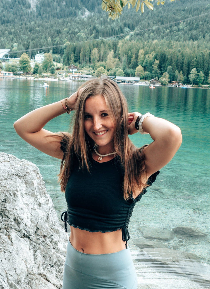 TENCEL FARRAH Crop T-Shirt black – Rippoptik mit Schnürung & Schmetterlingsärmel — Vivien Joy