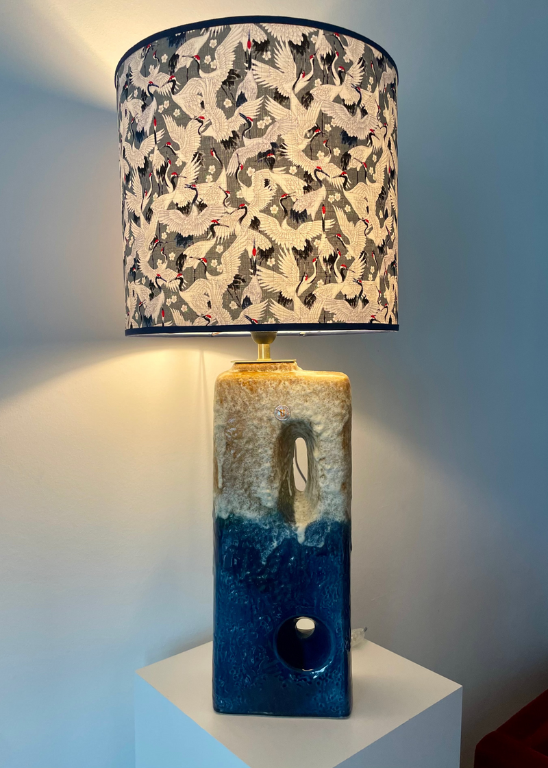 XL Tischlampe Übelacker Fat Lava Keramik Messing Ikat-Schirm — Roomlight Studio