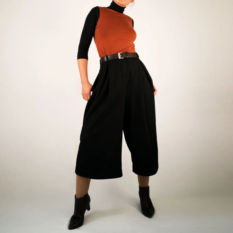 Culotte SMART – Wide-swinging trousers made of organic moleskin with pleats — KEIJN