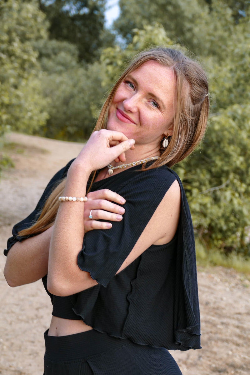 Farrah Flower Top Black – TENCEL™ Modal mit Schleifen-Rücken — Vivien Joy