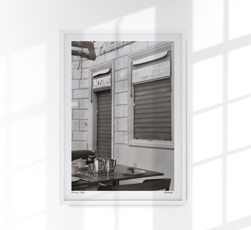 Coffee in Florence Poster by Cannanas – Kunstdruck Schwarz-Weiß — Patroa Studio