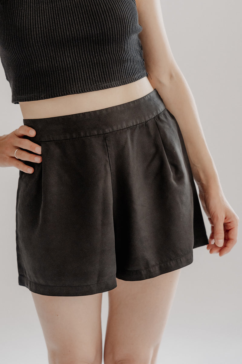Shorts LIA – Tencel Lyocell Schwarz, Elegant & Nachhaltig — Marenika