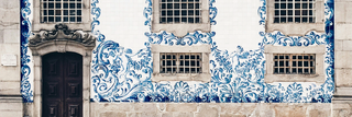 Fassade eines historischen portugiesischen Gebäudes mit blauen und weißen Azulejos – kunstvoll verzierte Fliesen, die die traditionelle Handwerkskunst und Kultur Portugals zeigen.