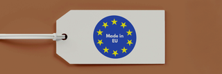 Etikett mit blauem EU-Logo und Aufschrift ‚Made in EU‘ – steht für geprüfte Qualität, europäische Herkunft und nachhaltige Fertigung.