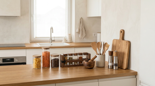 Eine stilvolle Küche mit youro.shop Produkten aus natürlichen Materialien, die eine plastikfreie und gesunde Umgebung ausstrahlt.