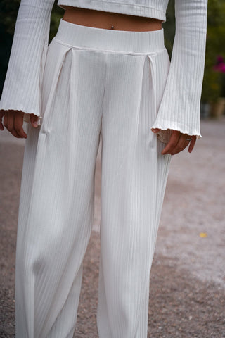 Feminine High Waist Hose mit Gummibund und schmeichelnden Falten in edlem Weißton, gefertigt in Deutschland.