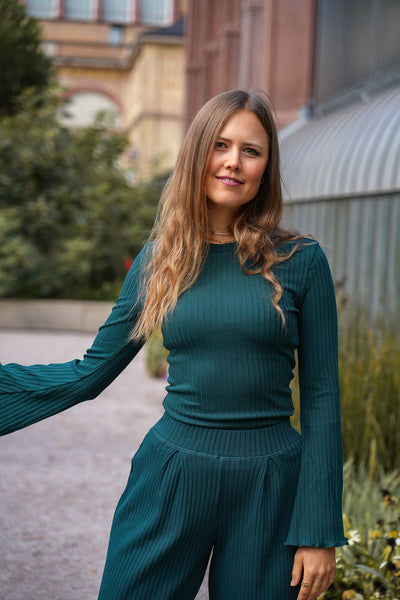 Lya langer Pulli bottle green – Figurbetont mit Trompetenärmeln