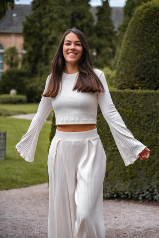 Moderne und wunderschöne Damenhose in creamy white, gefertigt in Deutschland, mit vorteilhafter Passform und vorderen Falten.