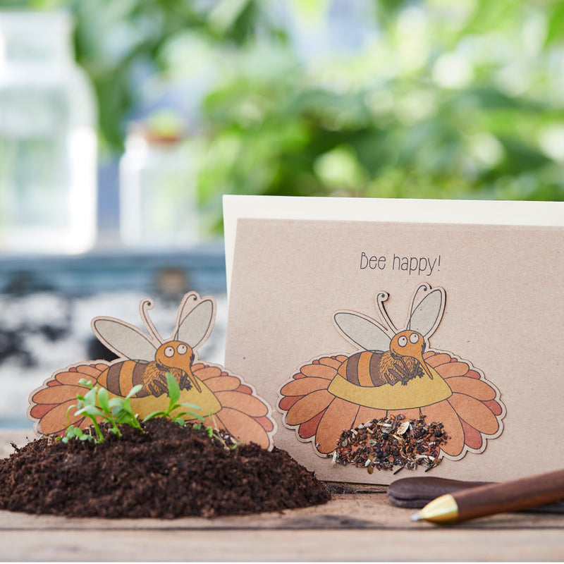 Grußkarte „Bee happy“ mit Saatstecker – Natronkraftkarton DIN A6 — Die Stadtgärtner