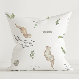 Leslis „Otter“ Kinder Dekokissen 40×40 cm ohne Füllung | Handgezeichnete Otter, die Nähe symbolisieren | Hautfreundliche Baumwolle, leuchtend, ideal zum Kuscheln
