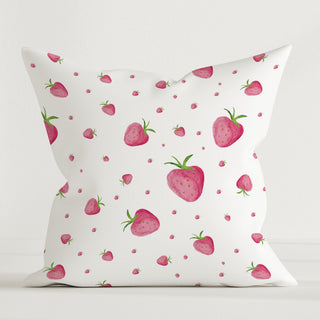 „Erdbeeren“ Kinder Dekokissen, 100 % Baumwolle, 40×40 cm, ohne Füllung – fröhliches Erdbeer‑Motiv für sommerliche Kuschelecken im Kinderzimmer.
