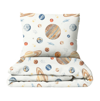 Leslis Planeten Kinderbettwäsche aus OEKO‑Tex Baumwolle – handgemalte Planeten und Sterne, wählbar in Satin oder Musselin, weich, hypoallergen und langlebig
