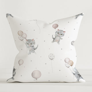 Leslis Katze mit Luftballons Dekokissen 40×40 cm aus OEKO‑Tex Baumwolle – schwebende Katzen, bunte Ballons, hautfreundlich und langlebig
