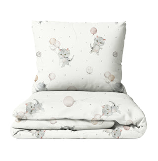 Leslis Katze mit Luftballons Kinderbettwäsche aus OEKO‑Tex Baumwolle – handgemalte Katzen und bunte Ballons, wählbar in Satin oder Musselin

