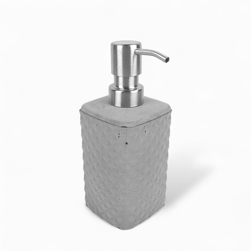 Saipuu Seifenspender aus Beton – Edelstahl Pumpkopf, handgegossen — Handworkz