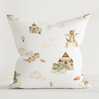 „Der kleine Drache“ Kinder Dekokissen, 100 % Baumwolle, 40×40 cm, ohne Füllung – sanftes Drachenmotiv für ruhige, gemütliche Kuschelecken.
