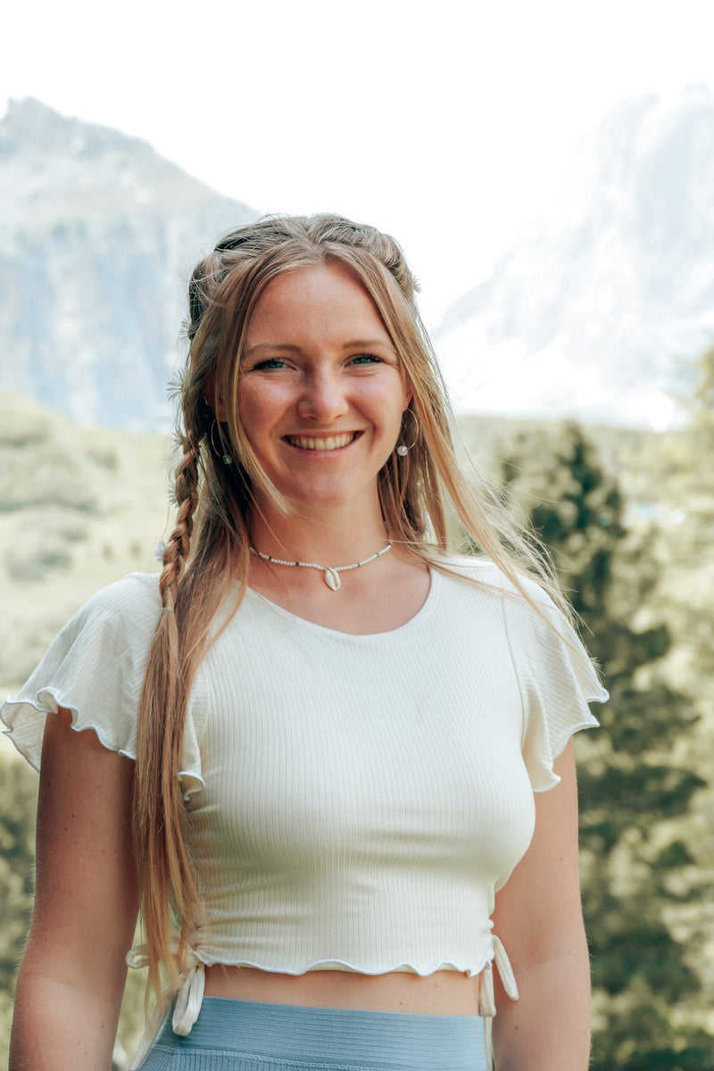 FARRAH Crop T-Shirt Shell Weiß – Tencel & Elasthan mit Rüschen — Vivien Joy