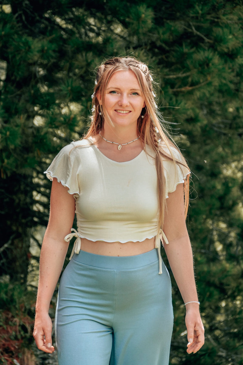 FARRAH Crop T-Shirt Shell Weiß – Tencel & Elasthan mit Rüschen — Ansicht 5