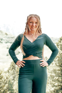 FARRAH Ruffled Cropped Jumper Deep Green – Tencel & Long Sleeve — Ansicht 8