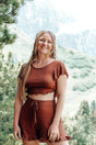 FARRAH Crop T-Shirt Pecan – Bauchfrei mit Schnürung & Schmetterlingsärmel