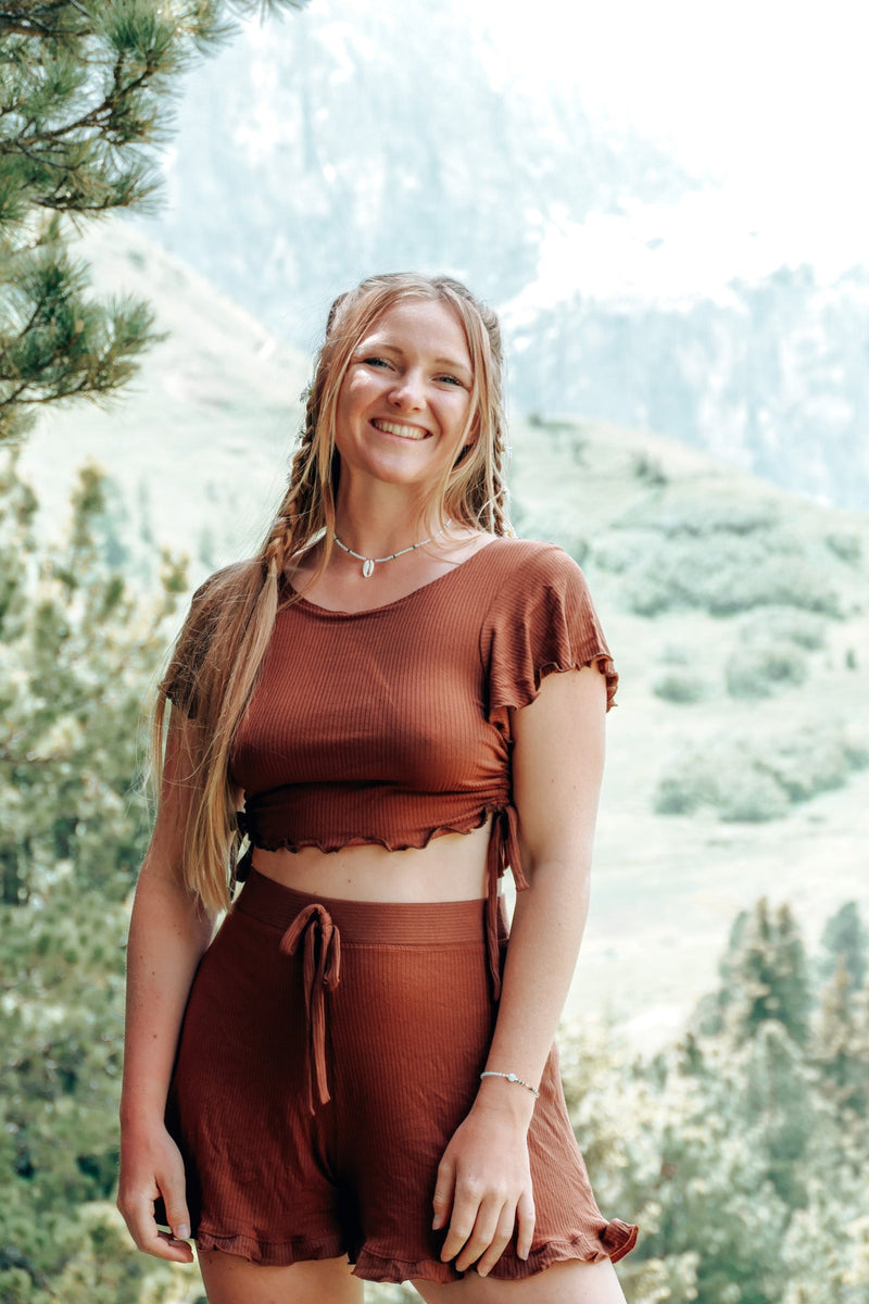 FARRAH Crop T-Shirt Pecan – Bauchfrei mit Schnürung & Schmetterlingsärmel — Vivien Joy