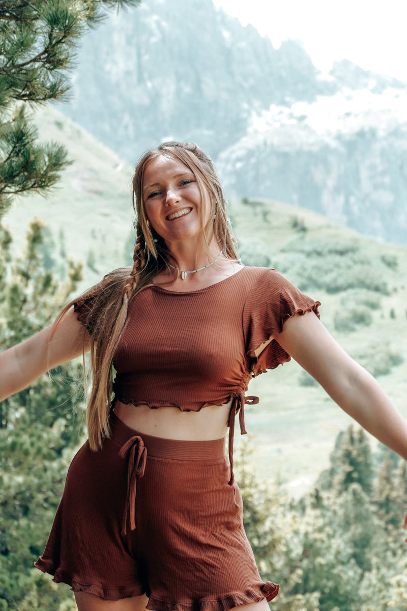 FARRAH Crop T-Shirt Pecan – Bauchfrei mit Schnürung & Schmetterlingsärmel — Ansicht 6