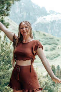 FARRAH Crop T-Shirt Pecan – Bauchfrei mit Schnürung & Schmetterlingsärmel — Ansicht 3