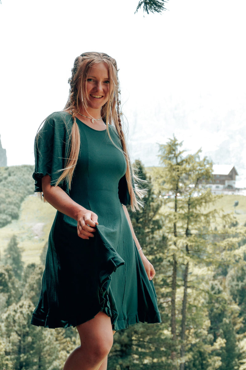 FARRAH Comfy Dress Deep Green – Tailliert mit Rüschensaum & Glockenärmeln — Ansicht 9