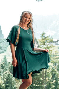 FARRAH Comfy Dress Deep Green – Tailliert mit Rüschensaum & Glockenärmeln — Ansicht 10