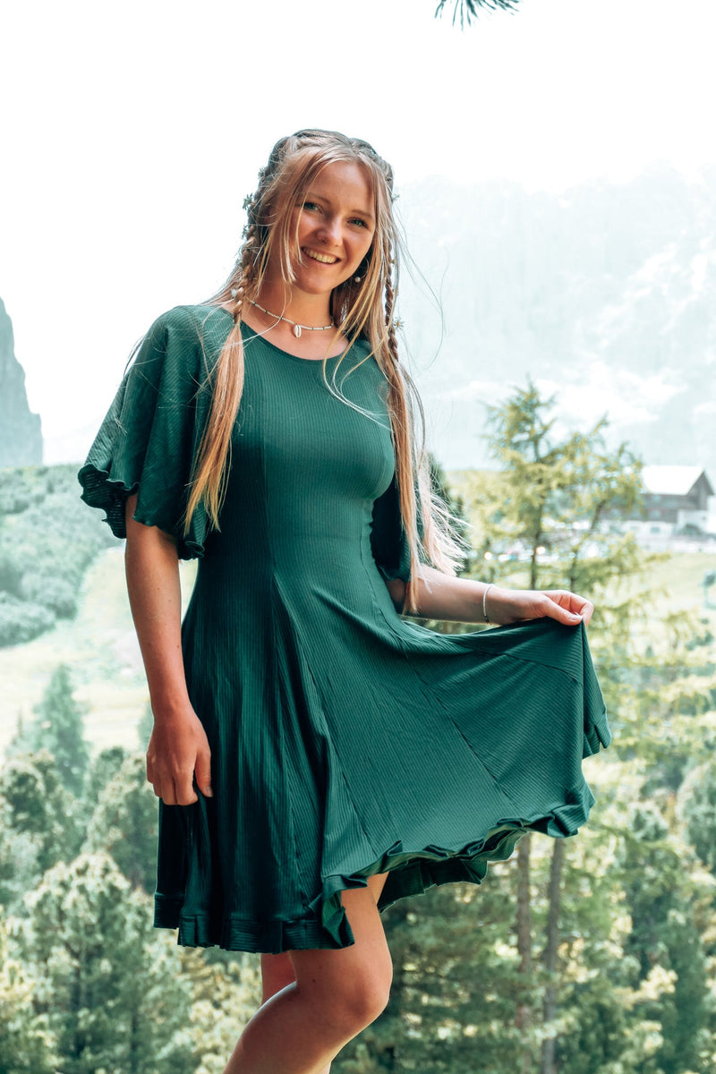 FARRAH Comfy Dress Deep Green – Tailliert mit Rüschensaum & Glockenärmeln — Ansicht 10