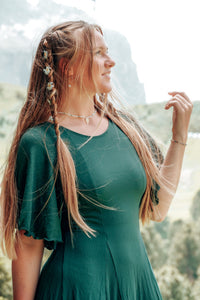 FARRAH Comfy Dress Deep Green – Tailliert mit Rüschensaum & Glockenärmeln — Ansicht 4