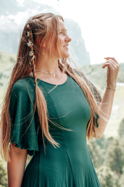 FARRAH Comfy Dress Deep Green – Tailliert mit Rüschensaum & Glockenärmeln