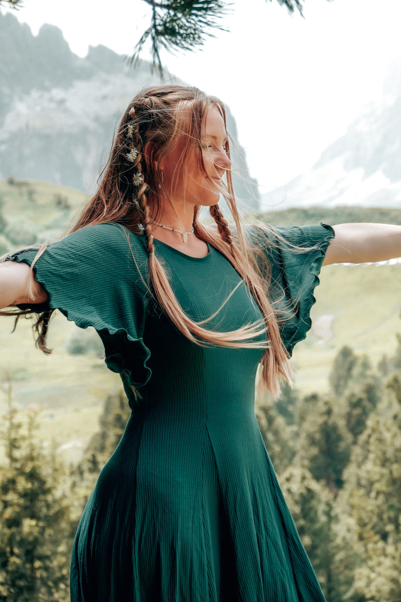 FARRAH Comfy Dress Deep Green – Tailliert mit Rüschensaum & Glockenärmeln — Ansicht 8