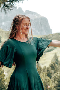FARRAH Comfy Dress Deep Green – Tailliert mit Rüschensaum & Glockenärmeln — Ansicht 11
