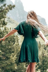 FARRAH Comfy Dress Deep Green – Tailliert mit Rüschensaum & Glockenärmeln — Ansicht 12
