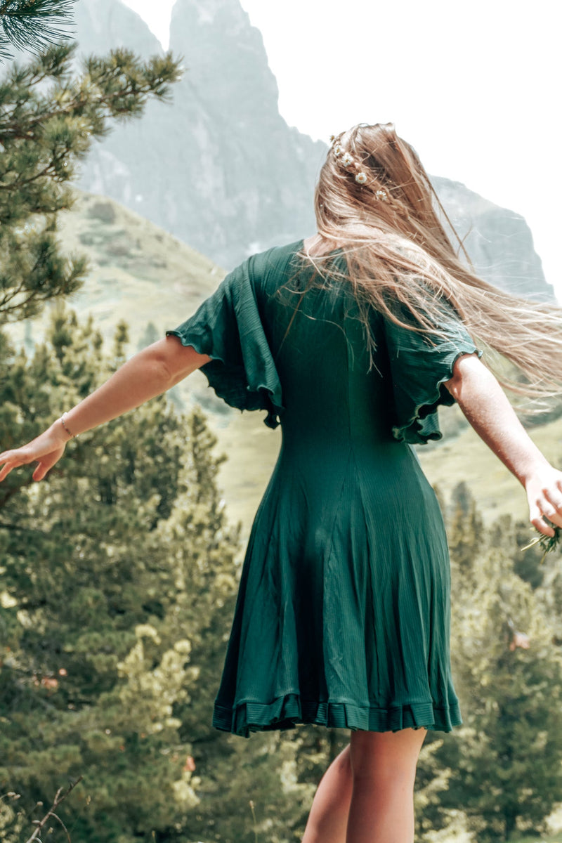 FARRAH Comfy Dress Deep Green – Tailliert mit Rüschensaum & Glockenärmeln — Ansicht 12