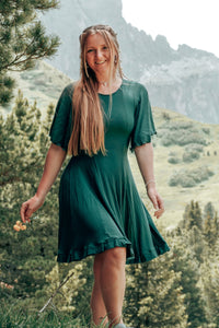 FARRAH Comfy Dress Deep Green – Tailliert mit Rüschensaum & Glockenärmeln — Ansicht 7