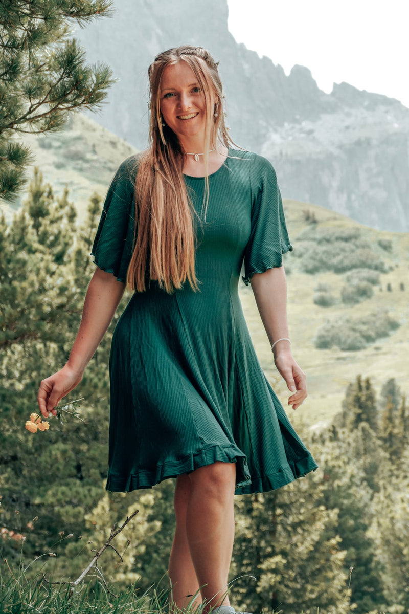 FARRAH Comfy Dress Deep Green – Tailliert mit Rüschensaum & Glockenärmeln — Ansicht 7