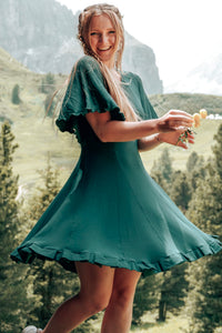 FARRAH Comfy Dress Deep Green – Tailliert mit Rüschensaum & Glockenärmeln — Ansicht 6