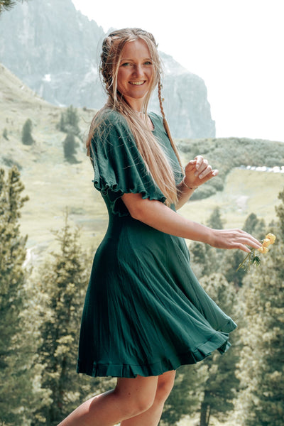 FARRAH Comfy Dress Deep Green – Tailliert mit Rüschensaum & Glockenärmeln