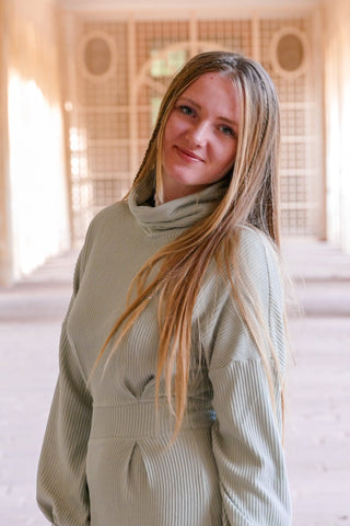 Nachhaltiges Winterkleid mit Schlitz aus geripptem und warmem Stoff für kalte Tage in einem stylischen Schnitt