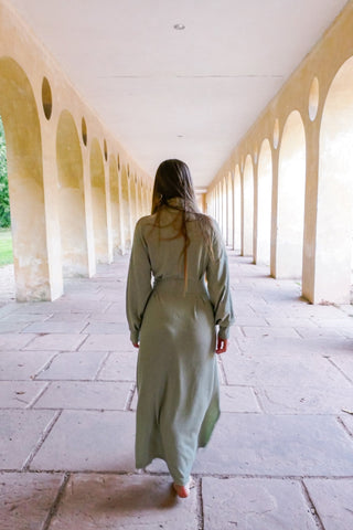 Feminines und wunderschönes langes Winterkleid für Damen aus nachhaltigem Stoff 